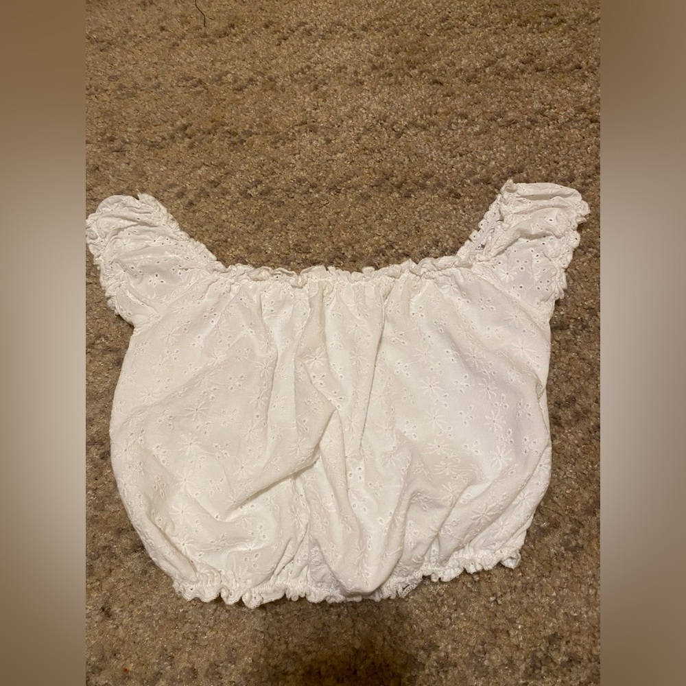 White crop top shirt 🤍